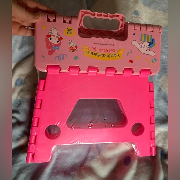 NEW HELLO KITTY & FRIENDS COLLAPSIBLE STOOL - Picture 2 of 2